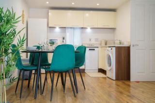 Modern 2-bed central Swindon flat, 1 free parking - 2