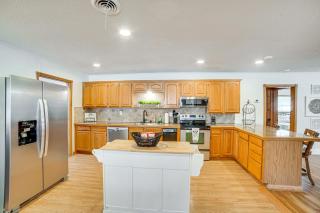 Spacious Deck Waterfront Home in Gun Barrel City! - 2