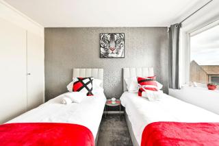 Modern 3-Bed Maisonette - Epping High Street - Parking - LMV Property - 1