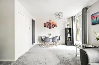 Modern 3-Bed Maisonette - Epping High Street - Parking - LMV Property - 2