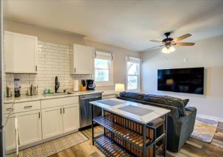 Free parking with In unit washer and dryer AC - Pets Ok - 2