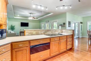 Water-View Deck! Family Home on Lake of the Ozarks - 3