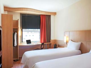 Ibis Ripollet - 2