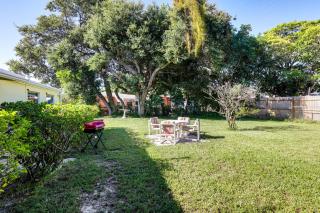 2 Mi to Shore Riviera Beach Retreat with Yard - 9