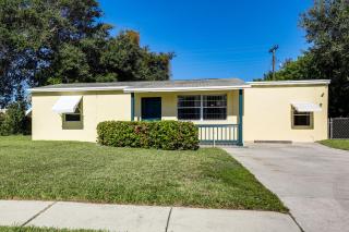 2 Mi to Shore Riviera Beach Retreat with Yard - 8