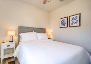 In-Unit Washer & Dryer with AC - Pets ok - Fenced yard - 7