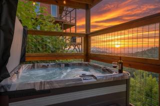 WOW, that View! NEW Luxury Cabin - Hot Tub - Pool Access - Game Room - 8