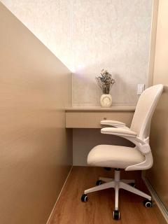 Cozy Studio w Workspace - 8