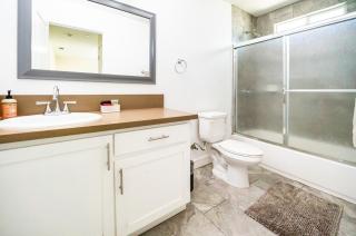 Spacious 5BR 3BA Home with Free Parking and WiFi 10 Minutes to Downtown LA Perfect for Large Groups - 3