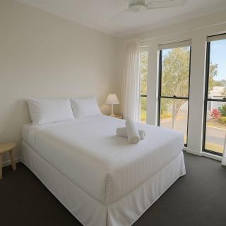 Golfside Escape – Stylish 3BR Townhouse in Robina - 5