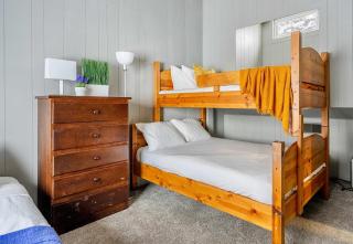 Lakefront Cabin - Cozy Retreat - 5Beds - TV - Wifi - 6