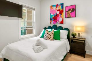 13th Ave - DT Calgary - 2BD 2BA - Sleeps 5 - 7