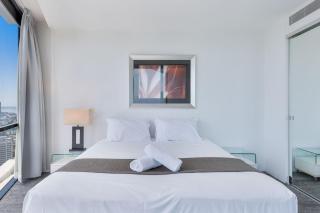 Circle on Cavill - 1