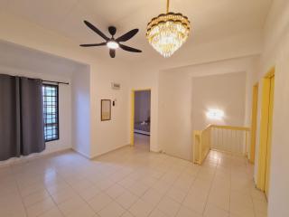 Nilai Modern Homestay 4R3B-12PAX - 1