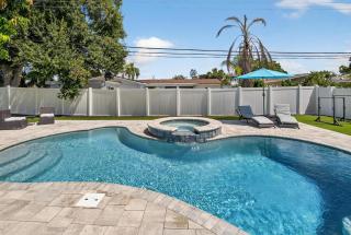 Azure Hideaway w Private Heated Pool, 8 Min to St Pete Beach - 8