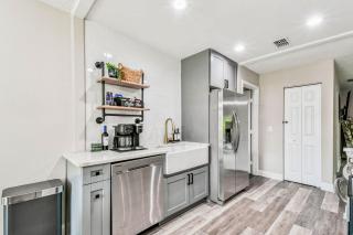 Tropical Retreat- Pet & Family Friendly, Hot Tub, Fire Pit, Deck, Grill, 5 min to Beach - 2