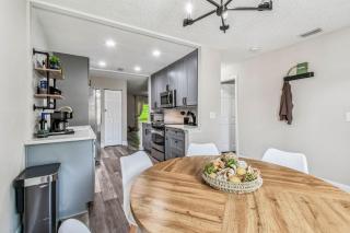 Tropical Retreat- Pet & Family Friendly, Hot Tub, Fire Pit, Deck, Grill, 5 min to Beach - 9