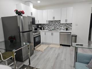 Non Smoking- Stylish Basement Suite Near Airport, Trails & Dining - 1