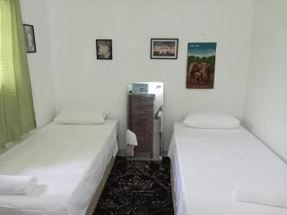 Spacious family holiday Home Near Airport, JAELA, Aussie holiday home - 2