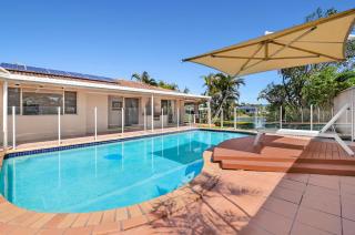 Relaxing 4BR Robina Escape with Parking & Pool - 0