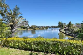 Relaxing 4BR Robina Escape with Parking & Pool - 7