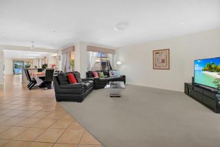 Relaxing 4BR Robina Escape with Parking & Pool - 4