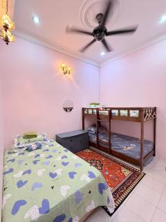 Ulie Empire Homestay - 8