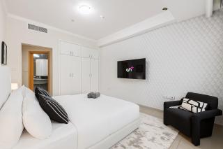 Elegant 2BR - Stunning Sea Views & Prime Location - 2