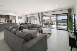 Serena by the Water - Family Retreat in Hope Island - 0