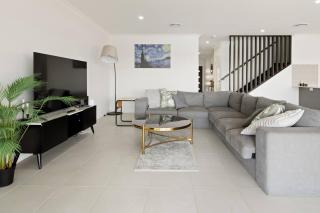 Serena by the Water - Family Retreat in Hope Island - 5