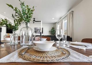 6BR Retreat with Playground Basketball & Sleeps 22 - 6