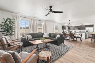 6BR Retreat with Playground Basketball & Sleeps 22 - 7