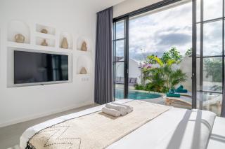 White Shell Villa 1 - Dive Into Luxury - Modern 3BR Villa with Large Pool - 4