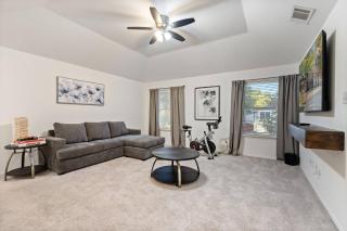 Luxury Getaway: 2 King Suites, Pool & Grill - 4