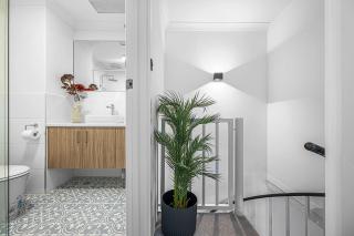 Modern Highgate Townhouse Walk to Beaufort St & HBF Park - 2