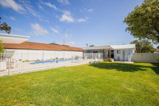Shoal Shack 72, 72 Tomaree Rd - Pool, Pet Friendly, Wi-Fi, Air Con, Linen - 2