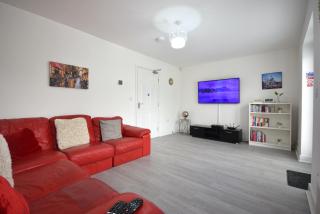 Modern 3BR Home with Garden and Parking MCR Central - 0