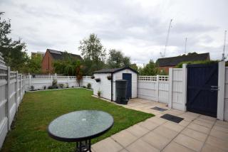 Modern 3BR Home with Garden and Parking MCR Central - 5
