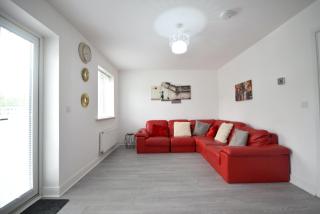 Modern 3BR Home with Garden and Parking MCR Central - 3