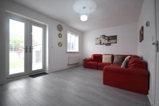 Modern 3BR Home with Garden and Parking MCR Central - 2
