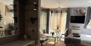 Spacious Studio with Free Parking West Molesey KT8 - 7