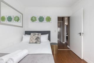 Modern City Apartment with Balcony & Braai - 5