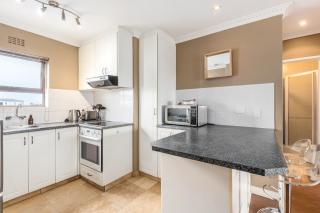 Modern City Apartment with Balcony & Braai - 2