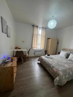 Home away from home , Fresh cozy room in Greenwich - 2
