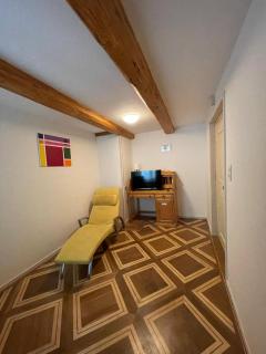 Noisy but cosy stay near stunning sights - 3