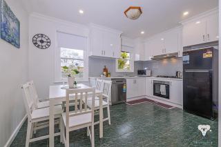 KozyGuru | 3BR Close to Vic Uni & Footscray Hosp - 4