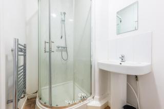 Modern 4-Bed Home in Newport with Free Parking - 8