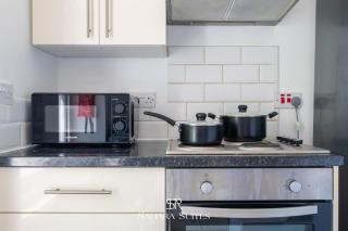 Modern 4-Bed Home in Newport with Free Parking - 1