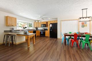 Dyer Lake Gallery Retreat - Lakefront - Deck - Fire Pit - 9