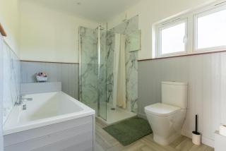 Spacious 5-Bedroom Hillcrest House - 5